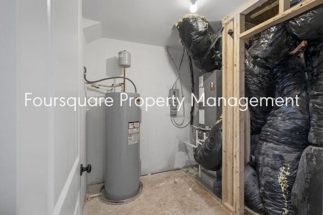 Building Photo - Modern 4-Bed / 3.5-Bath Townhome with Main Level Hard-Surface Floors , Back Patio – Easy Access t...