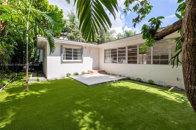 Building Photo - 5600 San Vicente St