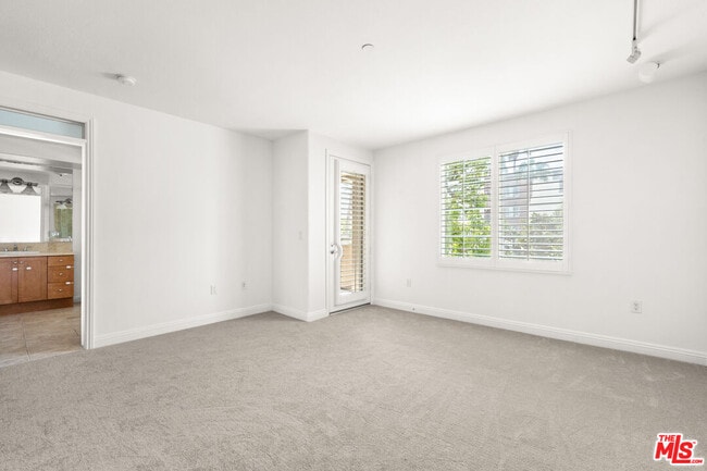 Building Photo - 5831 Seawalk Dr