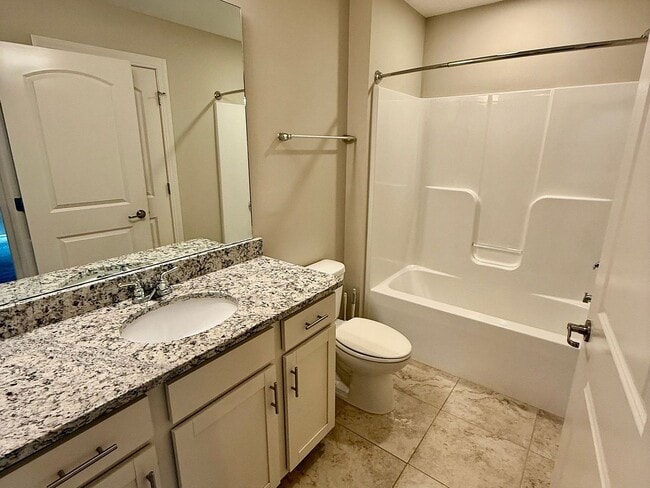 Building Photo - Modern 3 Bed/3 Bath End Unit Townhome - Close to Everything - GREAT PRICE!