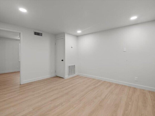 Building Photo - 525 W Houston St