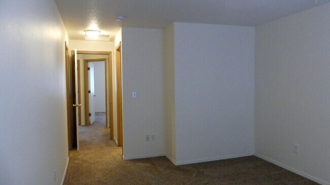 Building Photo - 3 Bed 2.5 Bath Townhome Near Fairview Village