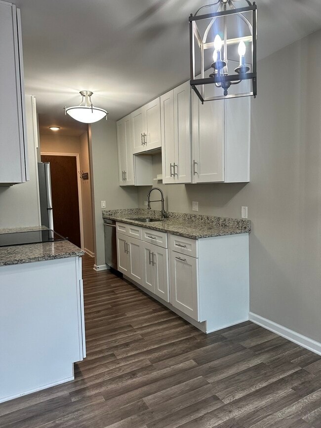 Building Photo - 5500 Hillcrest Ln
