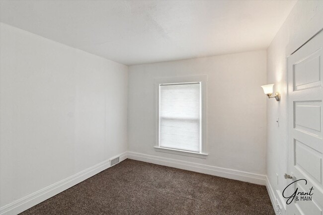 Building Photo - $1495 - 4 Bedroom/2 Bath Home in Islandview