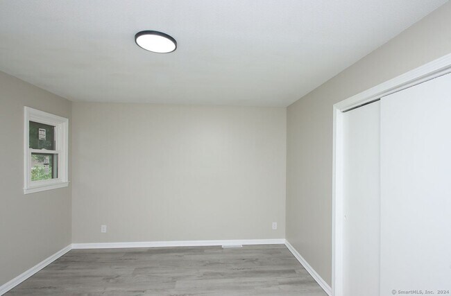 Building Photo - 2 Lakeview Ave