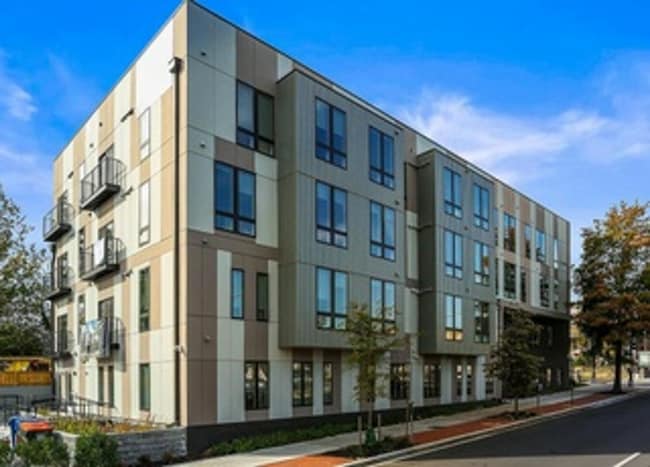 Building Photo - Spacious & Bright Furnished 2br/2ba in Pet...