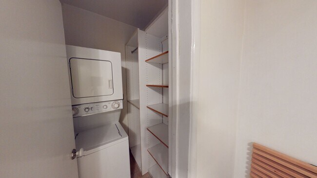 Building Photo - 733 Westbourne Dr