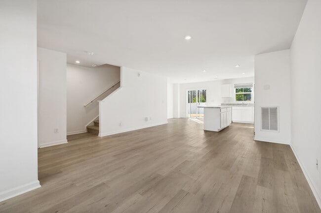 Building Photo - Light and bright 4 bed/ 2,5 bath with fenced back yard and practical glamour!