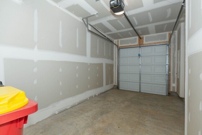 Building Photo - 3 Bed/3.5 Bath NEW Townhome in Charles Town, WV