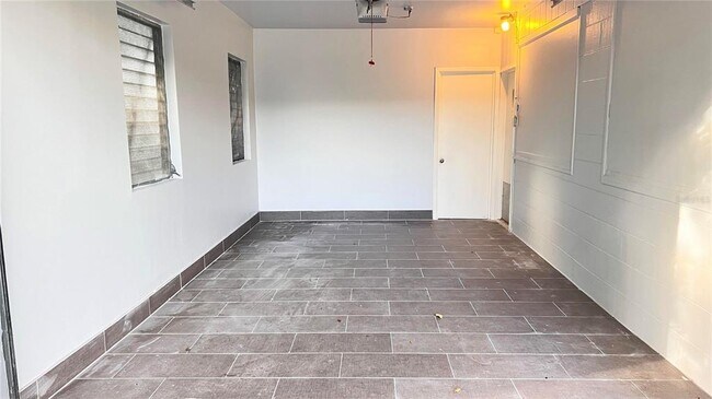 Building Photo - 2421 Laura Pl