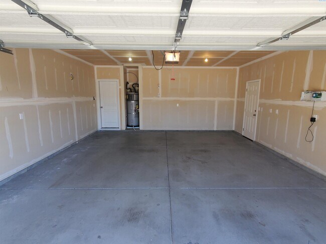 Building Photo - For rent West Kennewick