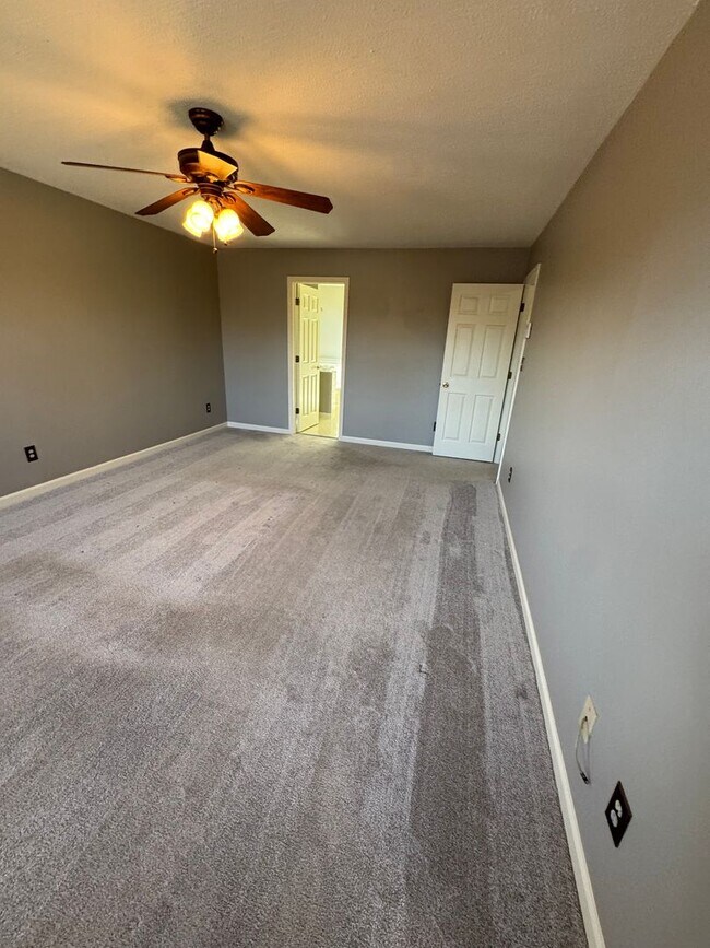 Building Photo - ** AVAILABLE NOW ** in Waterford Subdivision