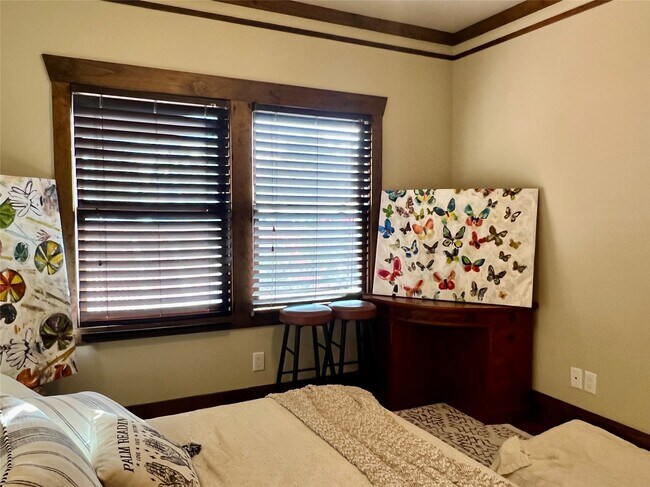 Building Photo - 1021 Louise St