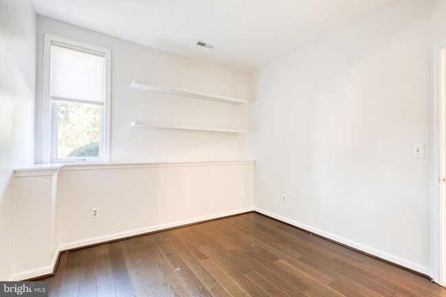 Building Photo - Beautifully updated 2 bed 2 bath patio-lev...