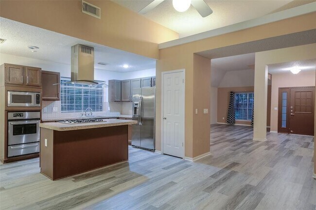 Building Photo - 143 W Village Knoll Cir