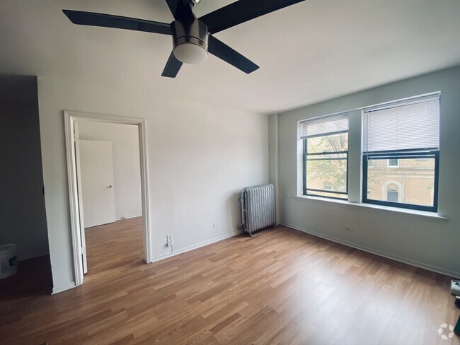 Building Photo - 3933 N Clarendon Ave