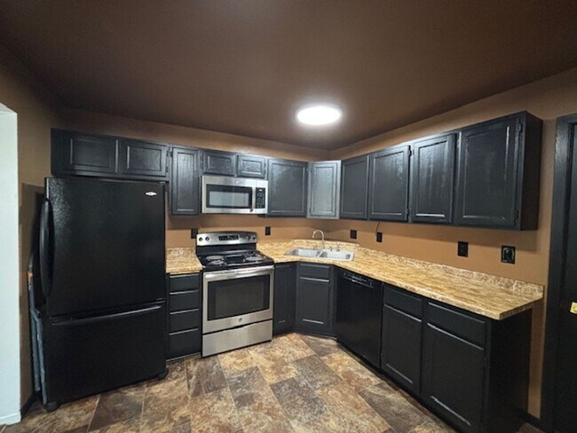 Building Photo - X-LARGE 1 BR/1 BA Condo Available 5/1 in a Beautiful St. Paul Neighborhood!