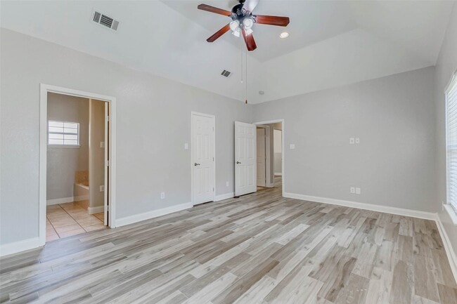 Building Photo - 8411 Syms St