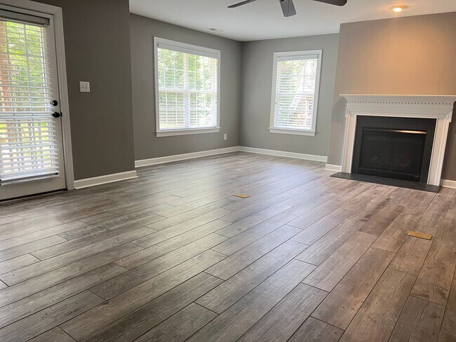 Building Photo - Spacious 3 Bed | 3.5 Bath End Unit Townhom...
