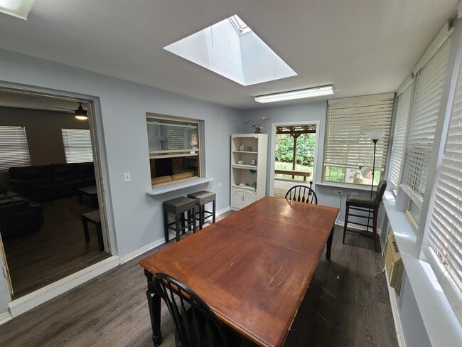 Building Photo - 207 Edwards St