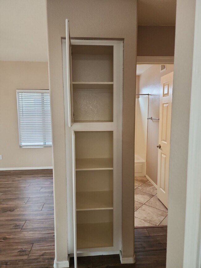 Building Photo - "Spacious 4-Bedroom Glendale Gem with Granite Elegance - 2018 Sq Ft of Comfort!"