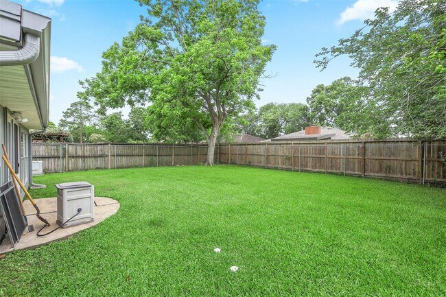 Building Photo - 831 Silverpines Rd