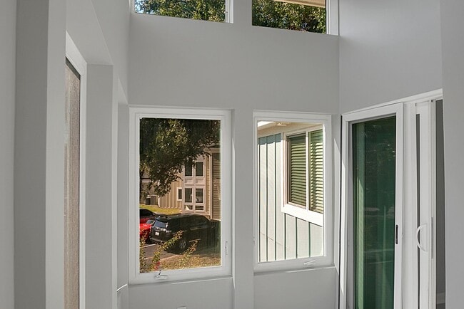 Building Photo - Renovated Condo located in heart of Mt Pleasant, near Ravenel Bridge and Waterfront Park