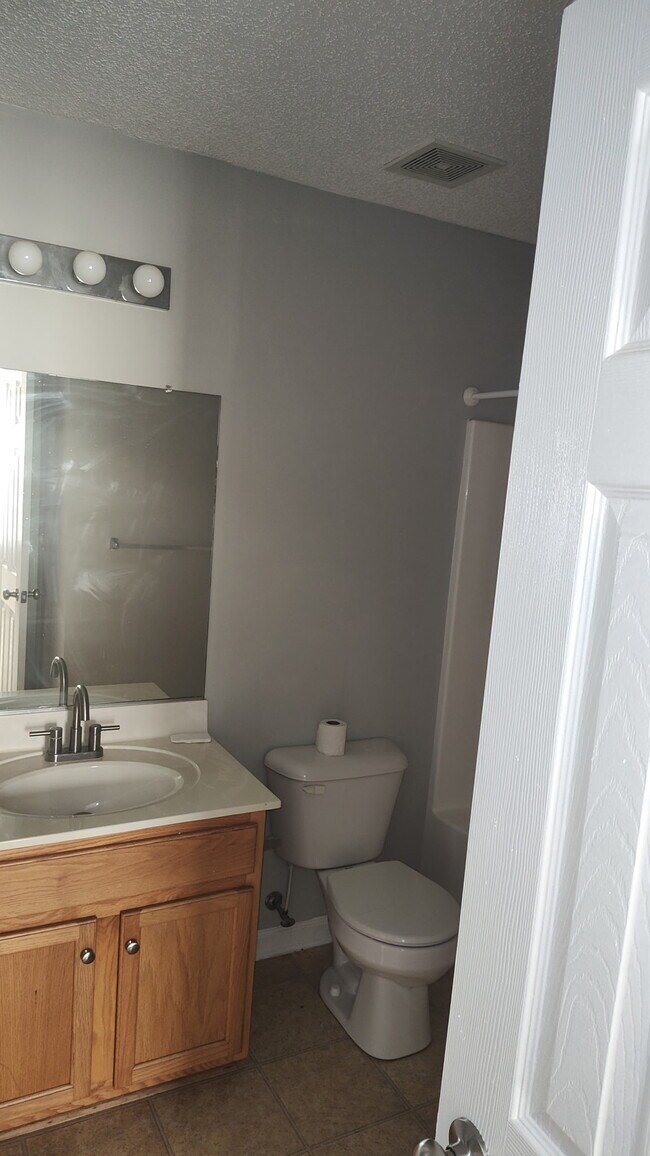 Building Photo - 2601 Riverridge Ct