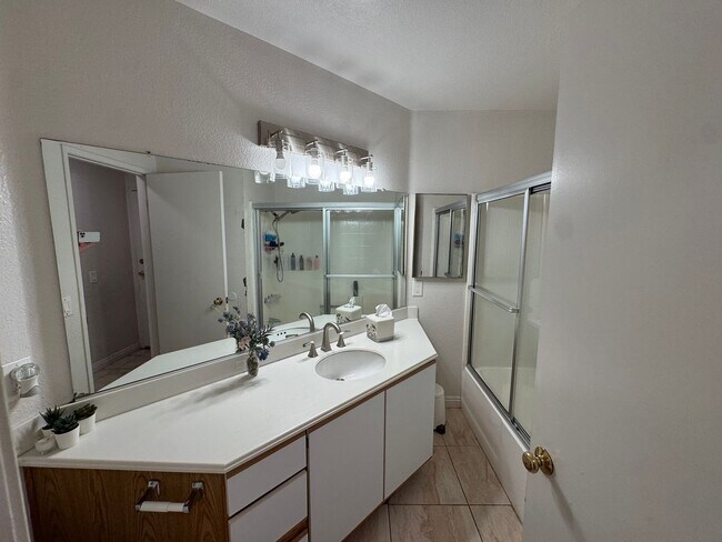 Building Photo - 2 Bedroom single level Rancho Villas