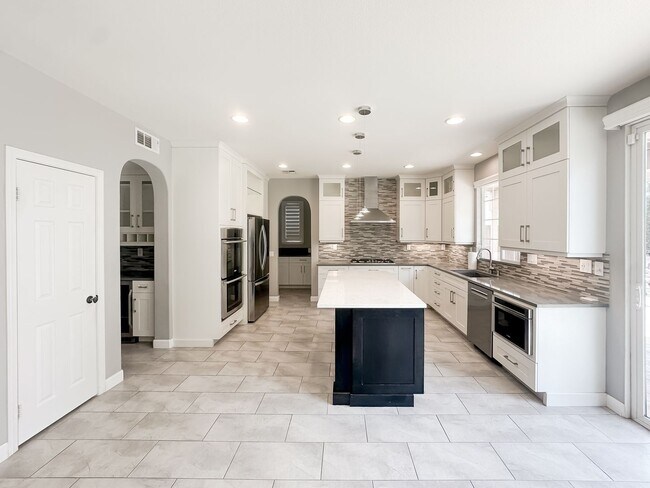Building Photo - 32920 Northshire Cir