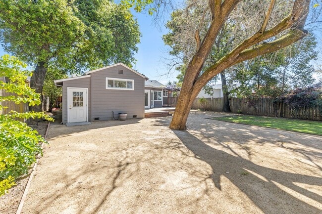Building Photo - Charming & Spacious Single Family Home