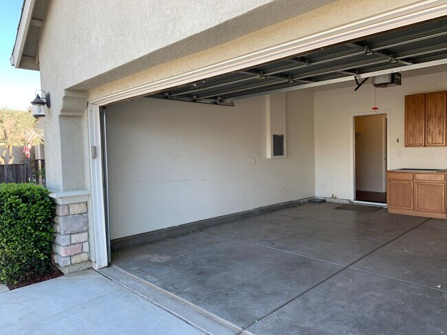 Building Photo - Coming up FOR SALE! Like New Super clean 3/2 West Fresno single story in Central Unified