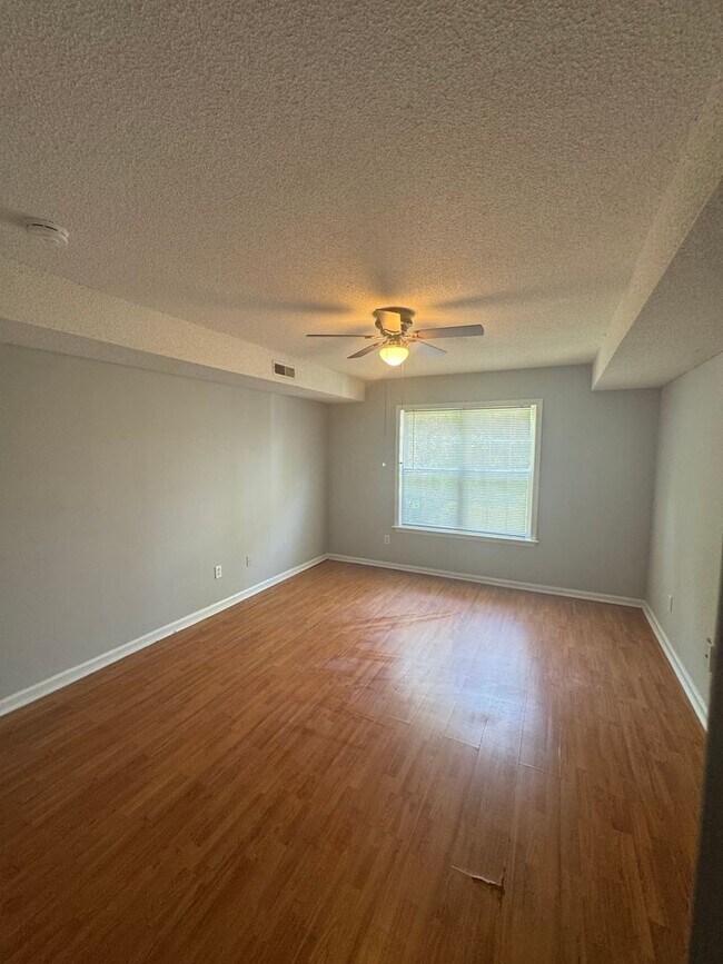 Building Photo - ~~HORTON PLACE ~~ FIRST FLOOR CONDO ~~