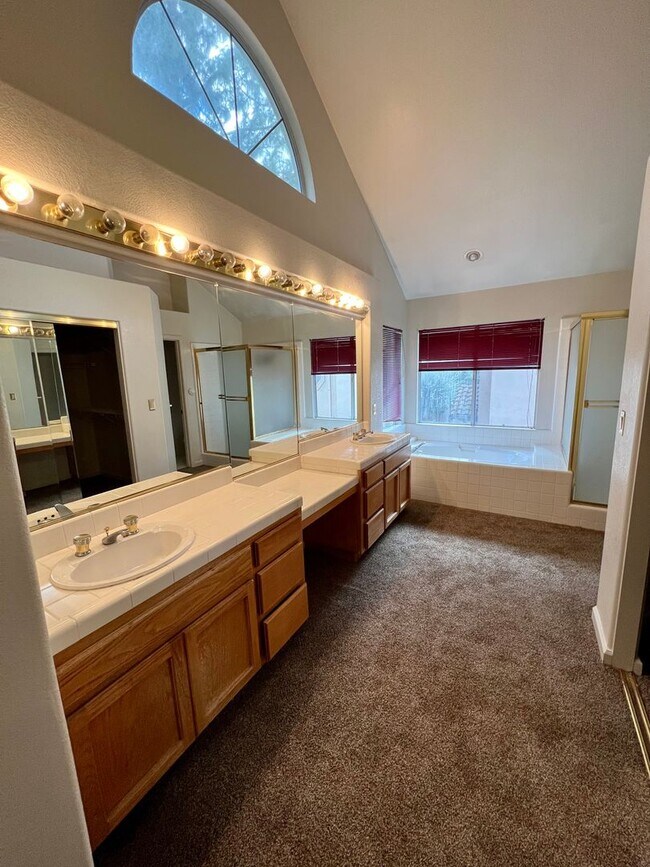 Building Photo - Huge 2 Story 5 Bedroom 3 Car Garage Home w...