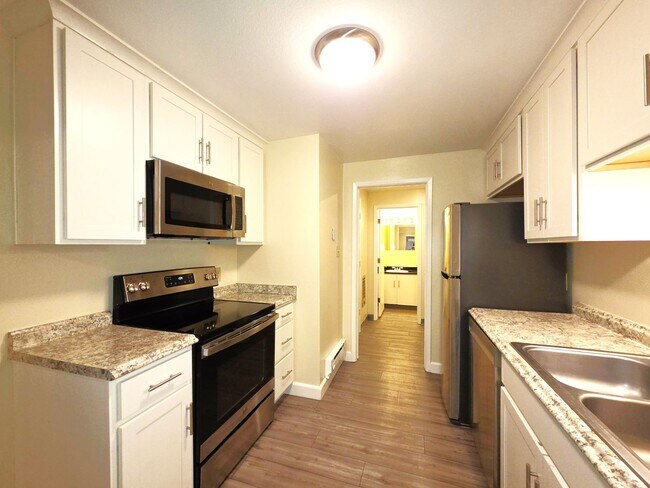 Building Photo - Large 2 bedroom 1.5 bath 2 car garage townhouse new custom flooring and paint throughout with new...