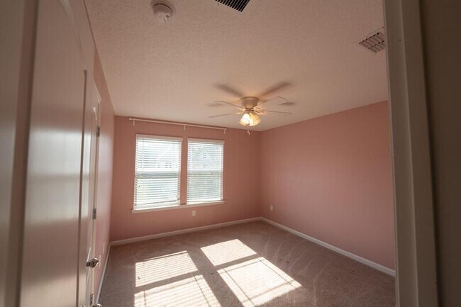 Building Photo - 2670 Fawn Point Dr