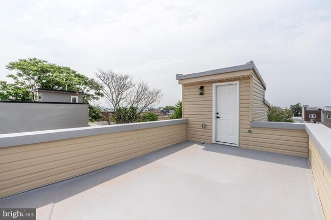 Building Photo - WOW brand new with Deck