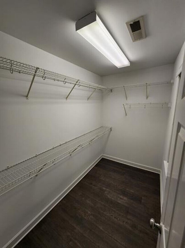 Building Photo - Spacious 3/2.5 Located Near Downtown Greenville!