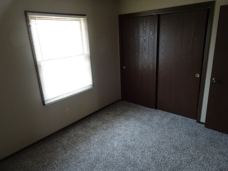 Bedroom - 404 Plaza Heights Rd