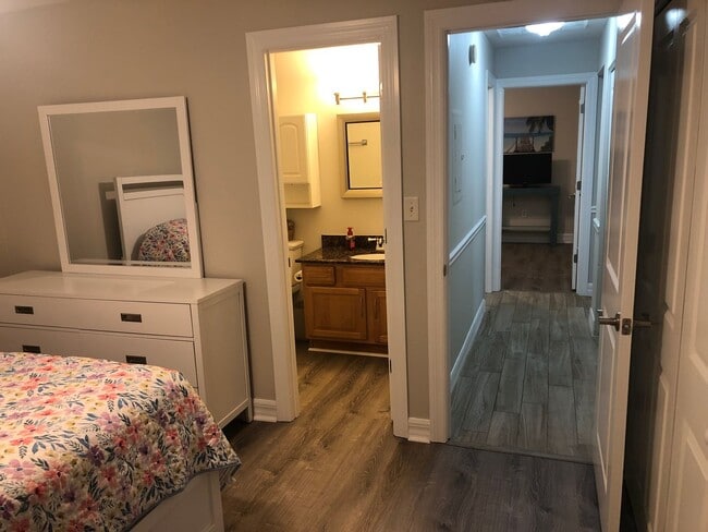 Building Photo - 2026 WINTER RENTAL ! FURNISHED - 5 MINUTES...
