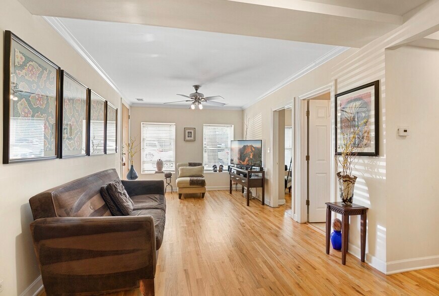 Living room - 2554 W Rosemont Ave