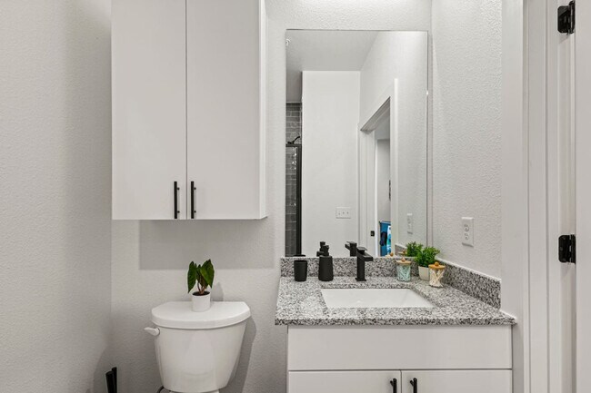 Building Photo - 596 W 9th St