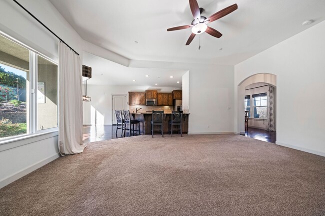 Building Photo - 3-bedroom, 2-bathroom home in great neighb...