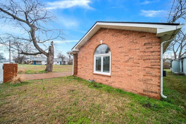 Building Photo - Recently Renovated 2 Bedroom Brick Home! - Coming Soon April 3rd!
