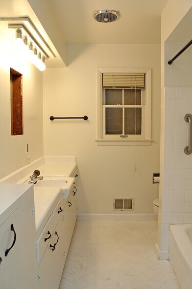 Building Photo - 8025-8027 SW Northvale Wy