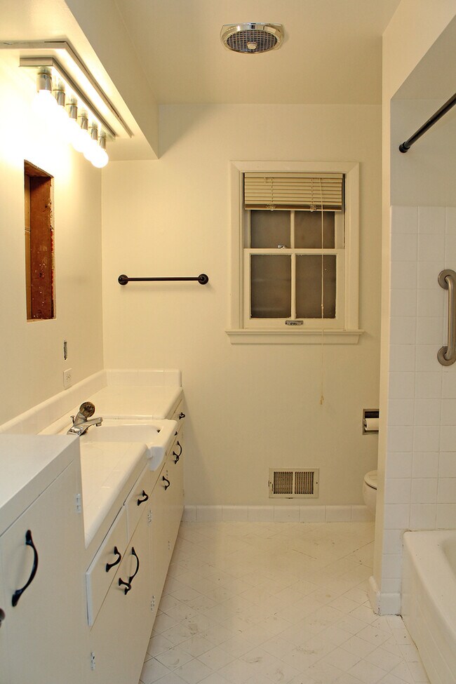 Building Photo - 8025-8027 SW Northvale Wy