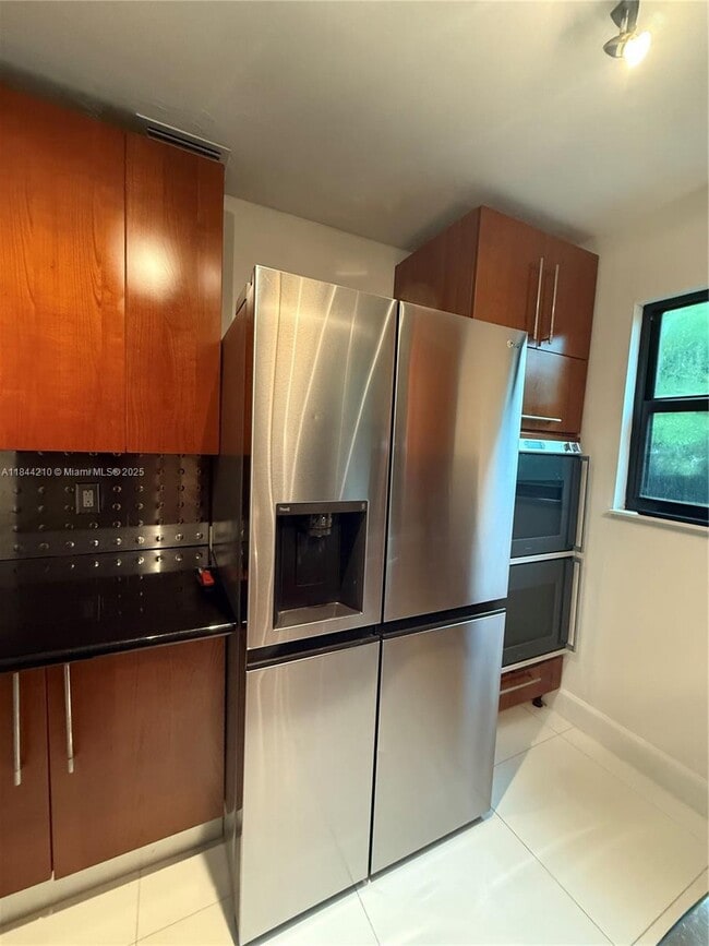 Building Photo - 402 SW 33rd Ave