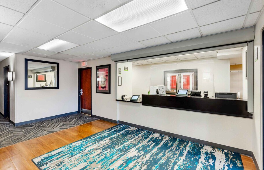 Building Photo - Furnished Studio-Chicago - Naperville - West