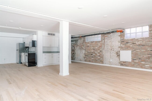 Building Photo - 155 River St