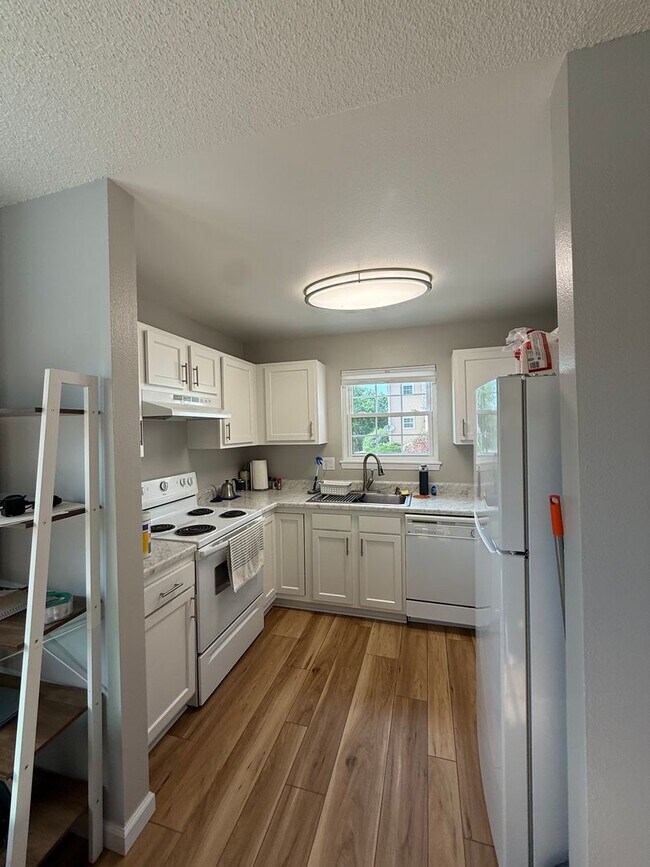 Building Photo - Spacious 2bd/2ba Condo- Lakewood CO, Available 7/10/26!